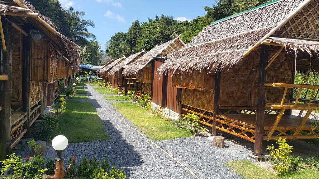 Phuhaya Bamboo Bungalows Koh Lanta Bagian luar foto