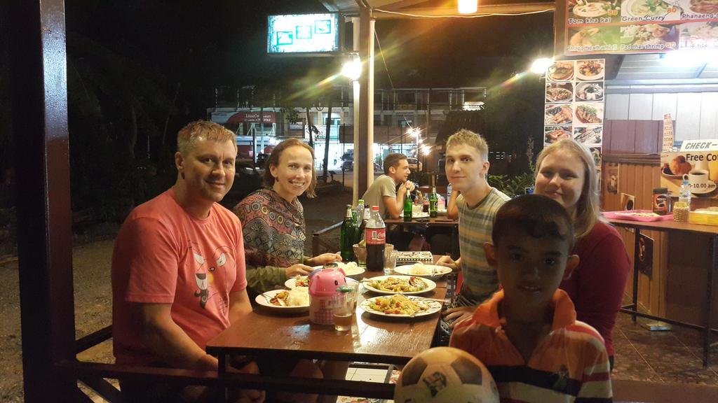 Phuhaya Bamboo Bungalows Koh Lanta Bagian luar foto