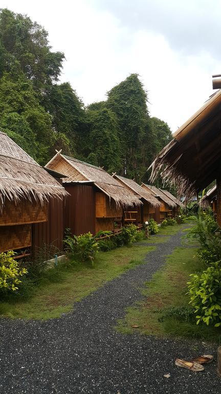 Phuhaya Bamboo Bungalows Koh Lanta Bagian luar foto