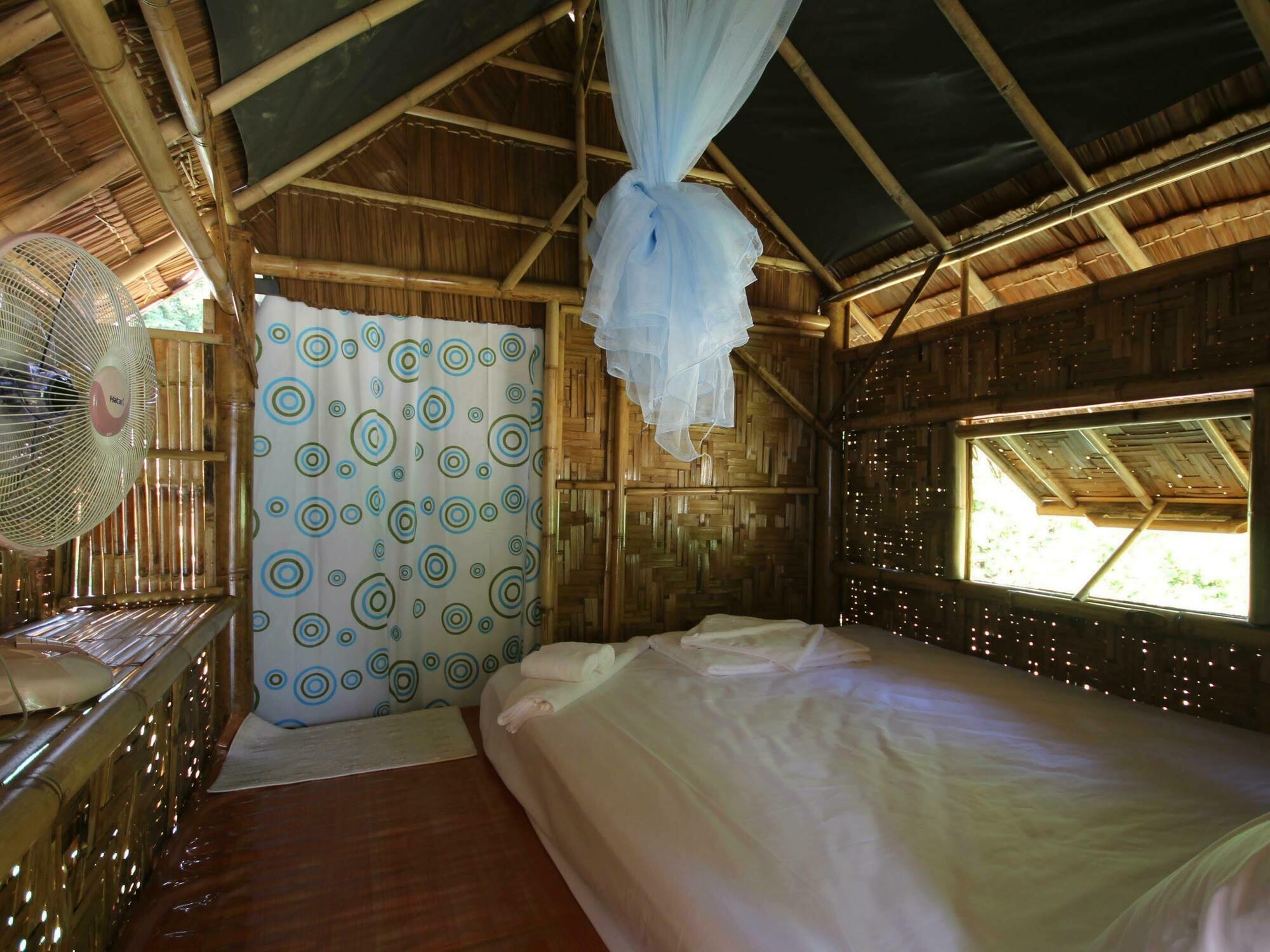Phuhaya Bamboo Bungalows Koh Lanta Bagian luar foto