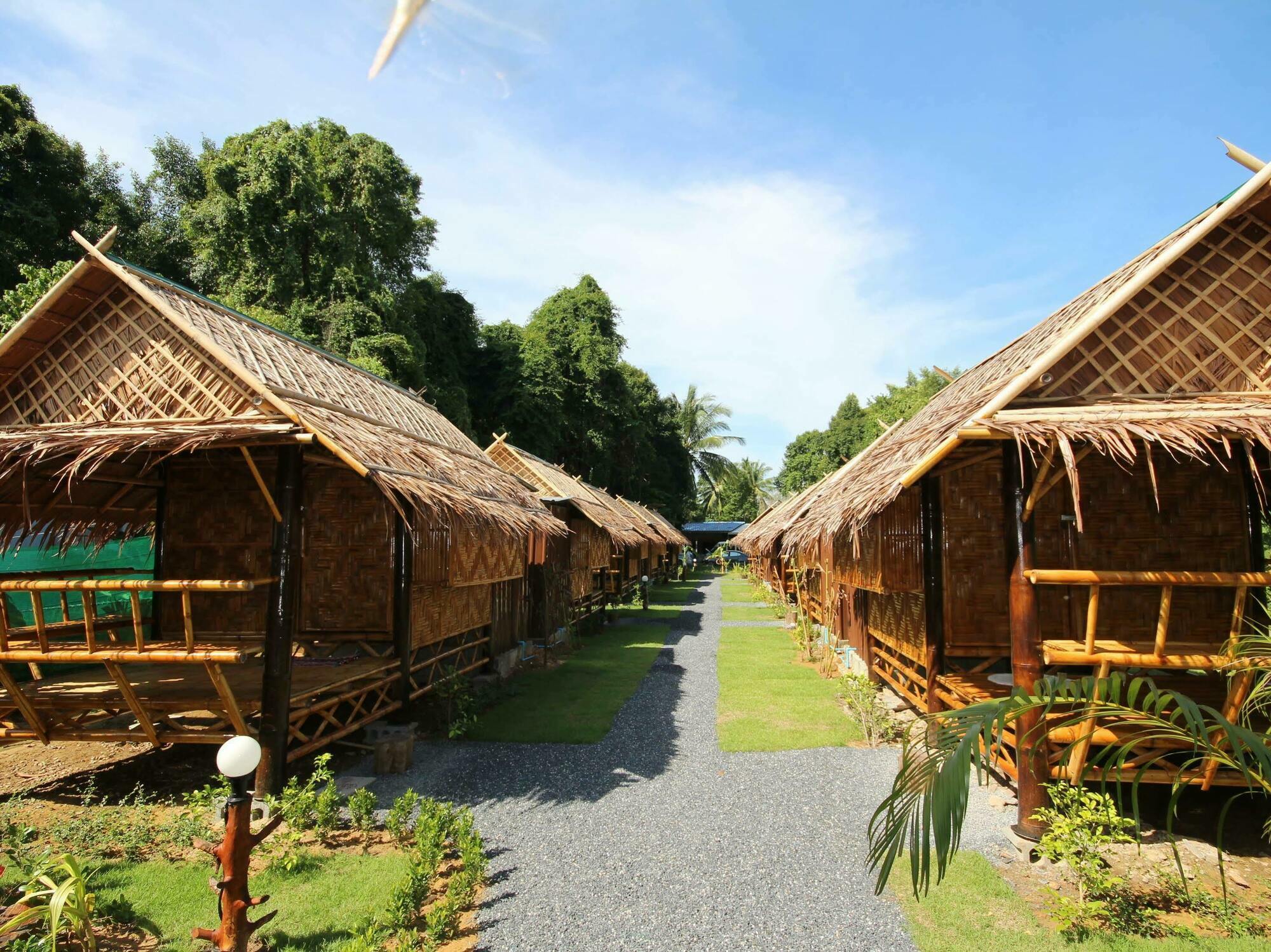 Phuhaya Bamboo Bungalows Koh Lanta Bagian luar foto
